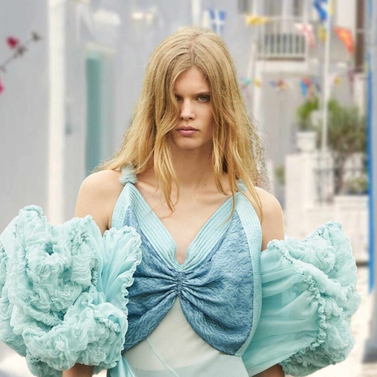 O oίκος Louis Vuitton παρουσίασε την Cruise 2024 κολεξιόν του σε νησί της Μεσογείου: To Mermaidcore κυριαρχούσε στα ρούχα