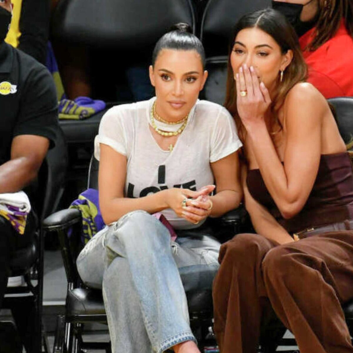 Όλοι ένιωσαν αμήχανα: Τι έγραφε η μπλούζα που μόλις φόρεσε η Κιμ Καρντάσιαν στον αγώνα των Lakers