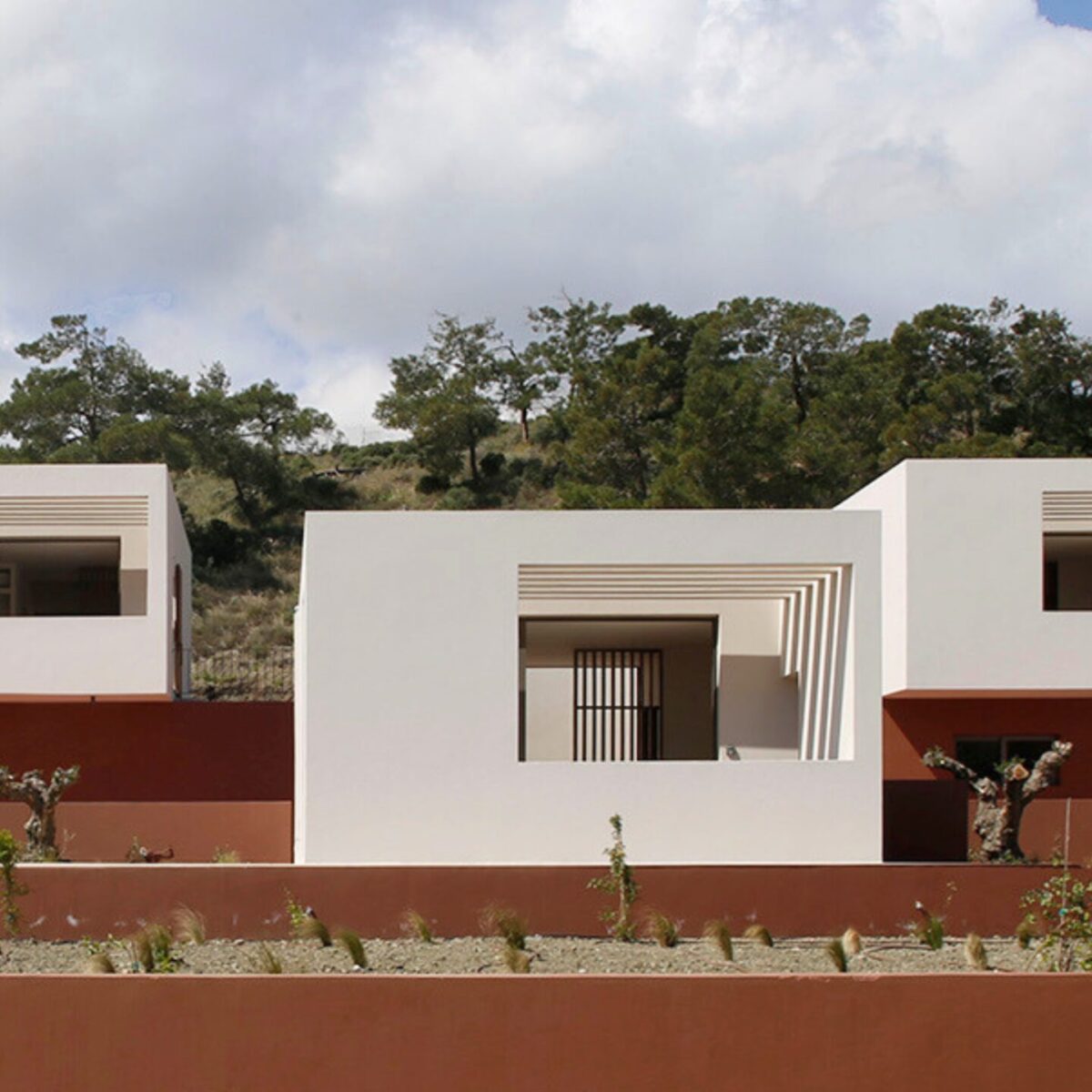 Αυτά τα κυβοειδή σπίτια στη Κάρπαθο “επιπλέουν”: Έχουν υπαίθριο σαλόνι, πισίνα και απίστευτη θέα