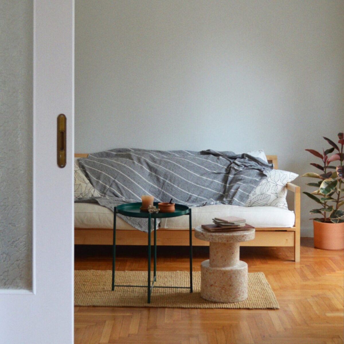 Αυτό το διαμέρισμα στην Κυψέλη είναι ερωτεύσιμο: Tα μωσαϊκά, η μίνιμαλ διακόσμηση και τα custom-made έπιπλα