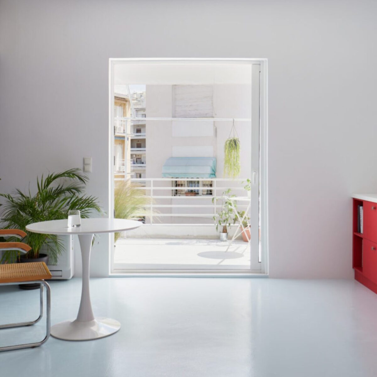 Αυτό το μικροσκοπικό ρετιρέ στο Γκύζη κάποτε ήταν γραφείο: Η ευφάνταστη διακόσμηση, το περιμετρικό μπαλκόνι