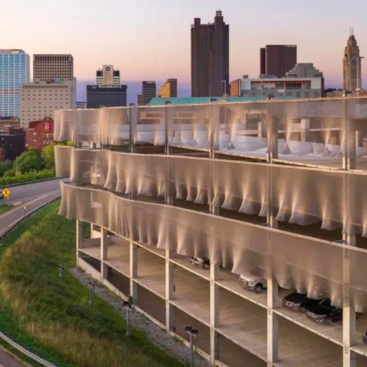 Aυτό το κτήριο δεν χρειάζεται κλιματιστικό: Διατηρείται δροσερό από κουρτίνες που “γεννήθηκαν” στο σετ του “Άρχοντα των Δαχτυλιδιών”