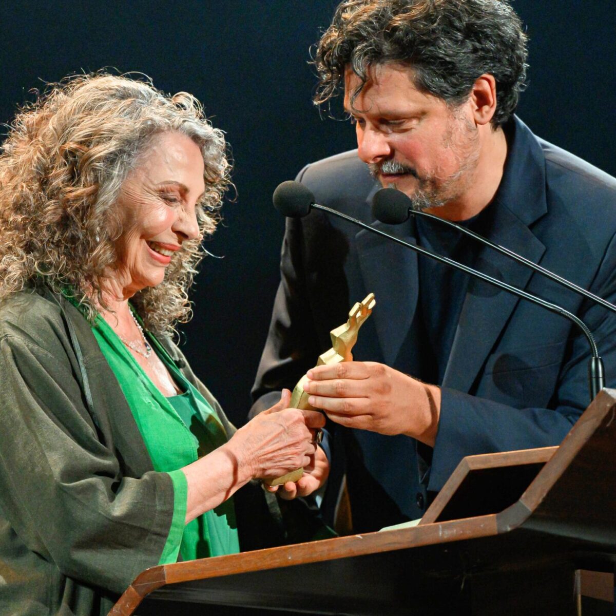 Η Μπέτυ Λιβανού αποθεώθηκε στα Βραβεία Ίρις: Η θρυλική ηθοποιός παρέλαβε Τιμητική Διάκριση από την Ελληνική Ακαδημία Κινηματογράφου