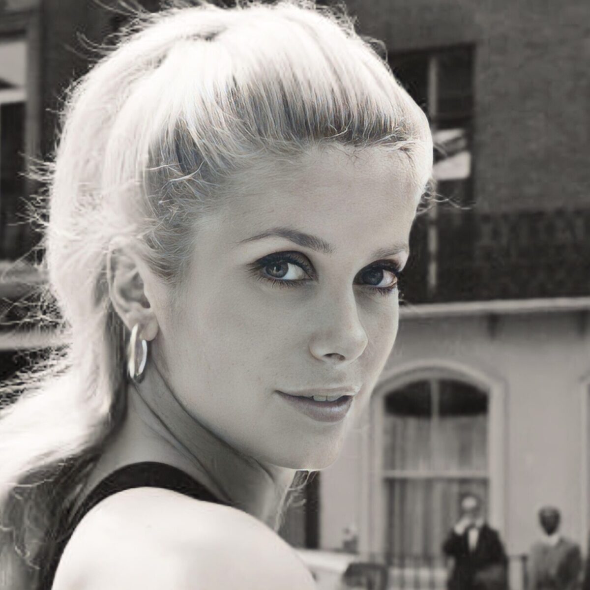 O “μύθος” της Κατρίν Ντενέβ γίνεται έκθεση με σπάνιες φωτογραφίες από τη ζωή και την καριέρα της