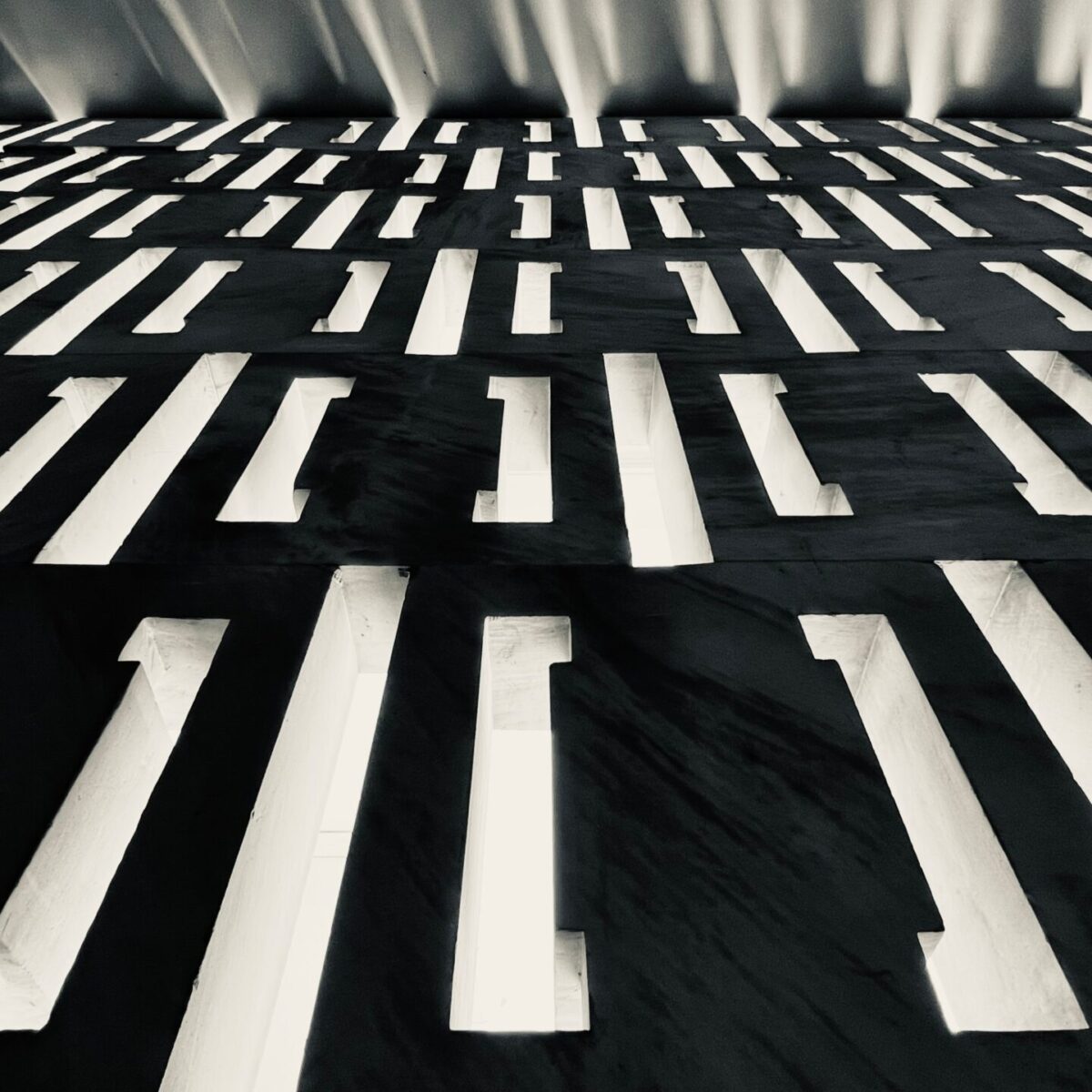 Space Between: Μια ενδιαφέρουσα εγκατάσταση στον υπαίθριο χώρο του ξενοδοχείου Hilton Athens