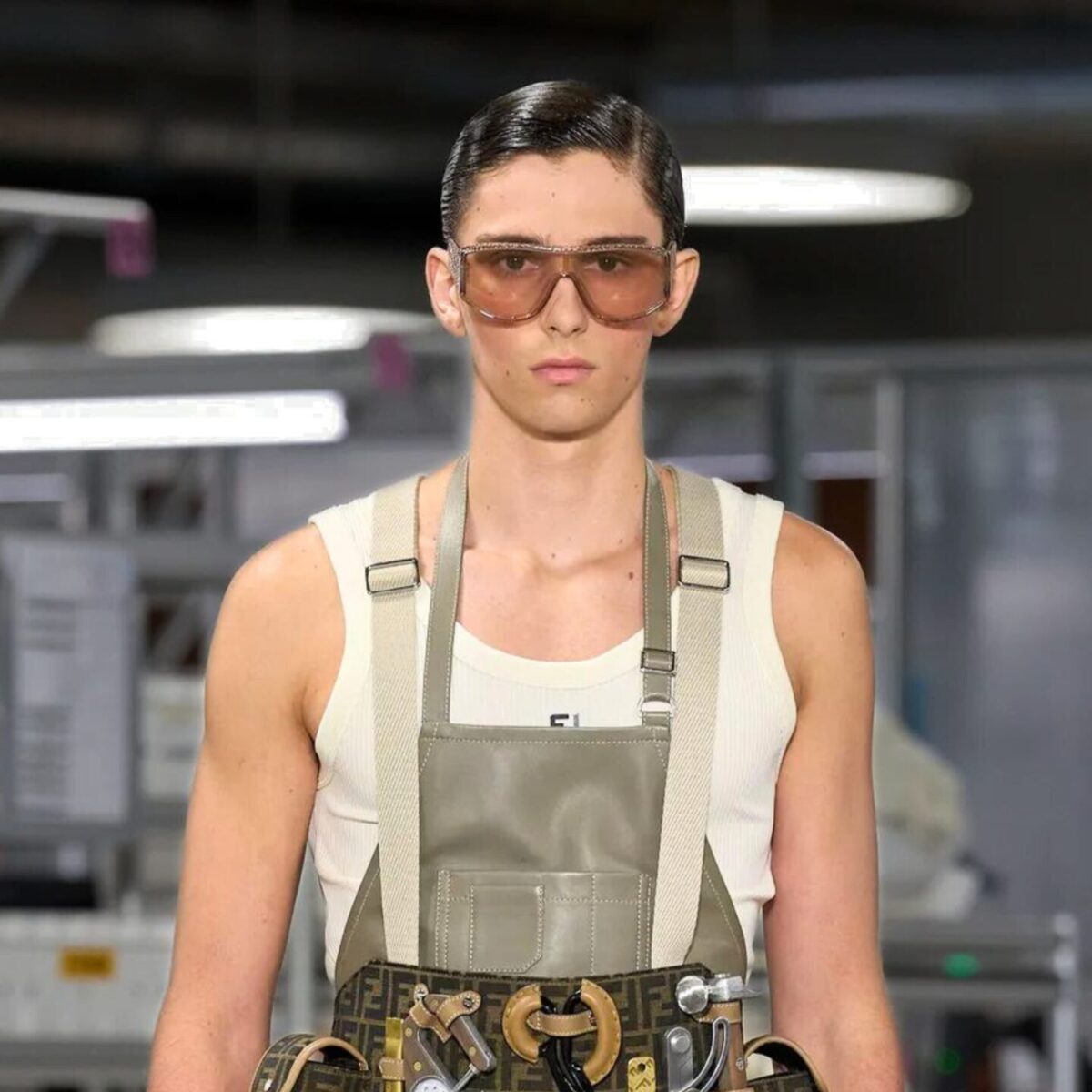 Aυτός ο οίκος μόδας ανανέωσε το ανδρικό παντελόνι: Στο εξής οι γοφοί θα είναι ακάλυπτοι