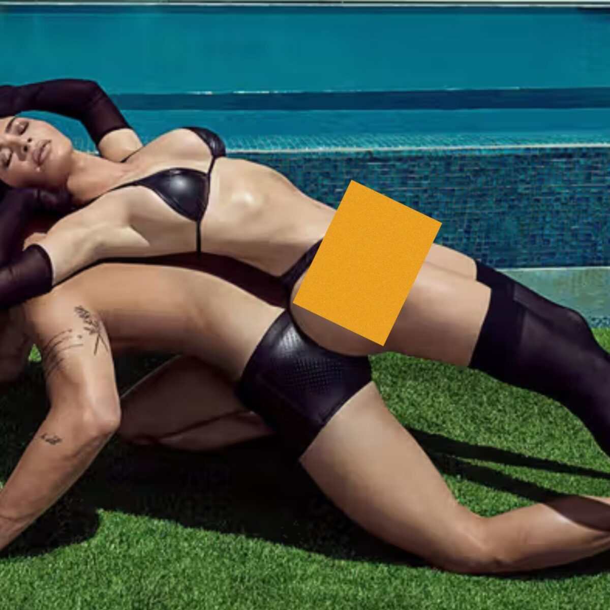 H Kim Kardashian στην πιο τολμηρή καμπάνια Skims: Τα faux leather μαγιό και οι πόζες δίπλα στην πισίνα