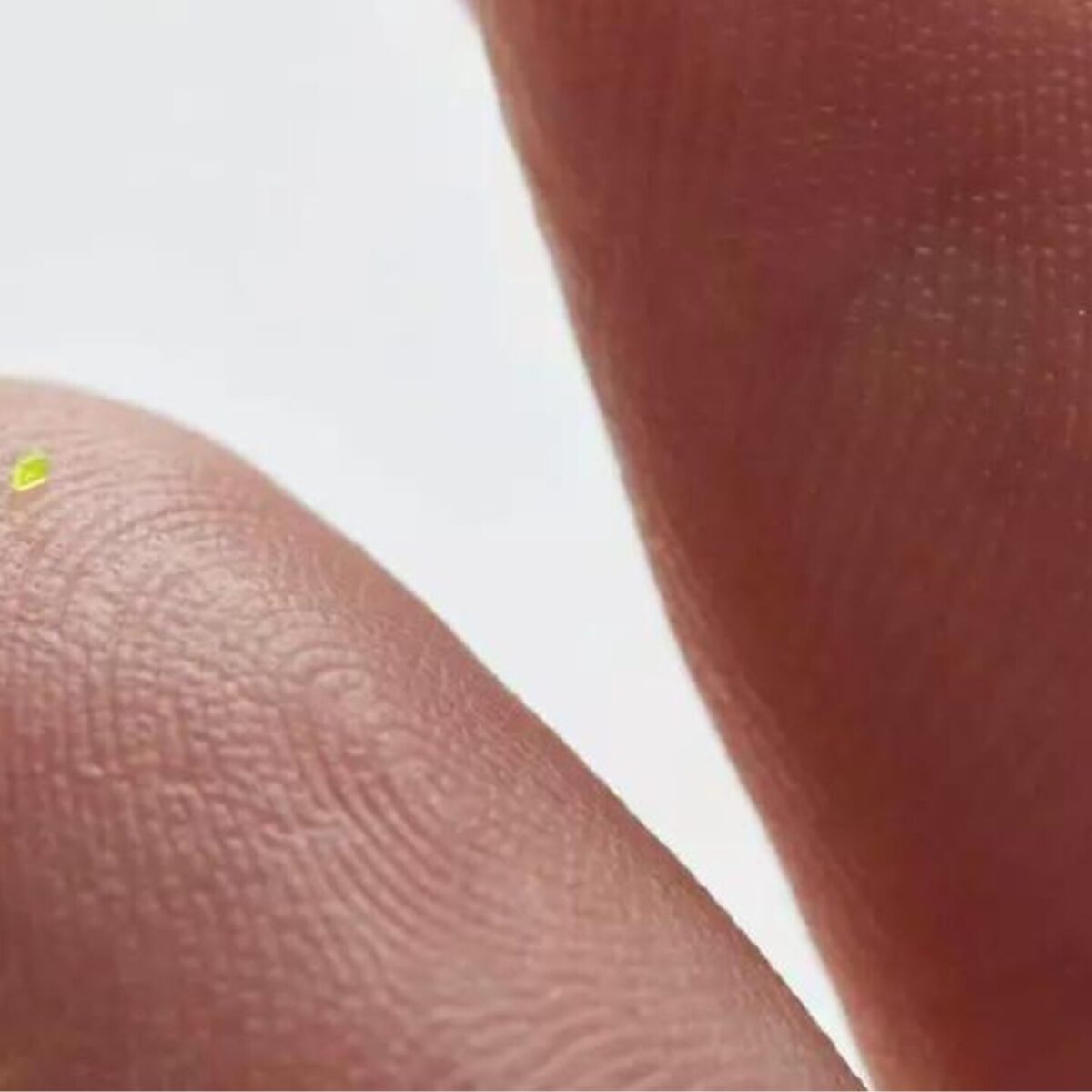 H μικρότερη τσάντα στον κόσμο, που βάζεις στο δάχτυλο, πουλήθηκε σε εξωφρενική τιμή!