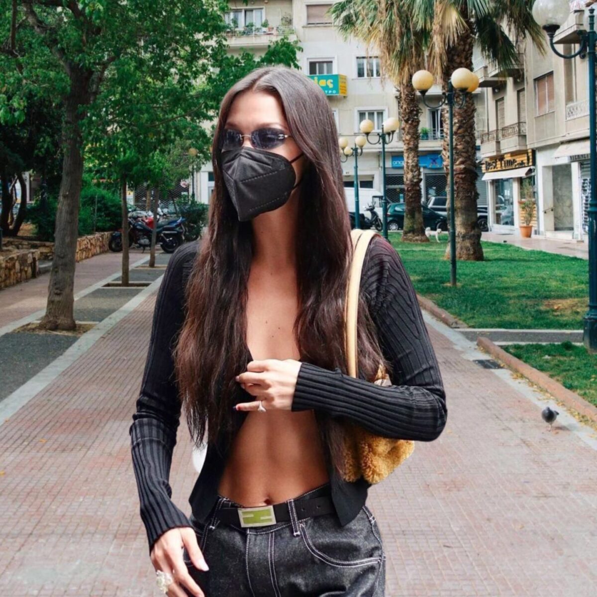 Ο σχεδιαστής που “φοράει” η Μπέλα Χαντίντ έβγαλε μπρελόκ με σχήμα… πe@ς!