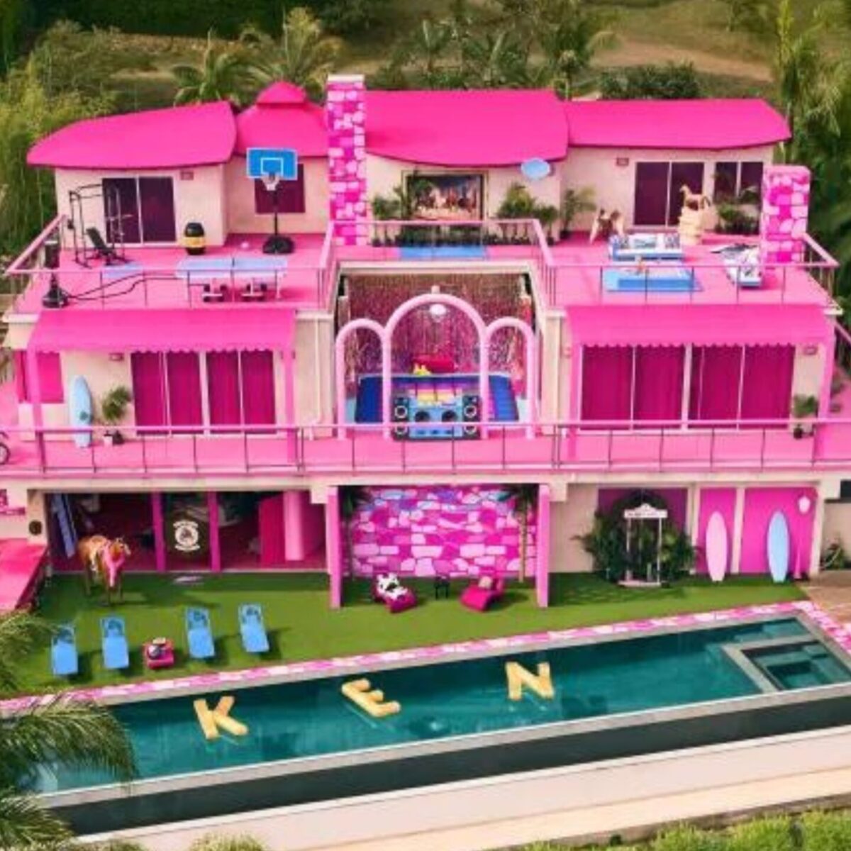 Κλείσε δωμάτιο στο αληθινό κουκλόσπιτο της Barbie μέσω Airbnb!