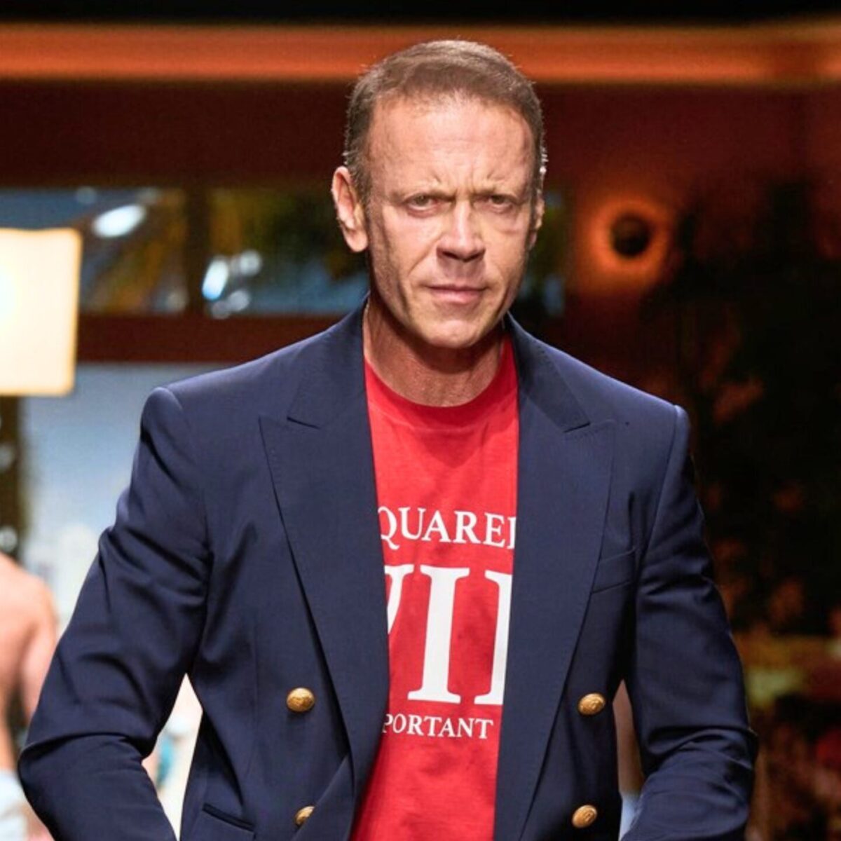 Ο π@ρν@σταρ Ρόκο Σιφρέντι έκανε πασαρέλα με ανοιχτό καβάλο για διάσημο οίκο μόδας