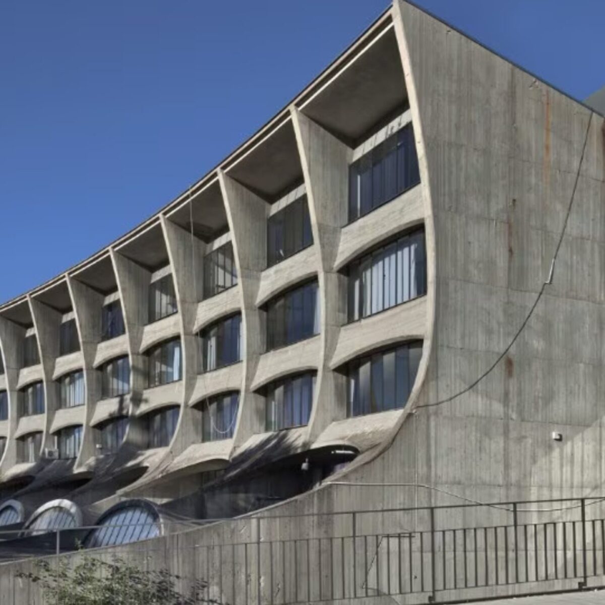 Mπρουταλισμός: Η αρχιτεκτονική που αντιμετωπίζει με “ειλικρίνεια” τα υλικά και τη δομή ενός κτηρίου- 3 παραδείγματα από μια γειτονική χώρα