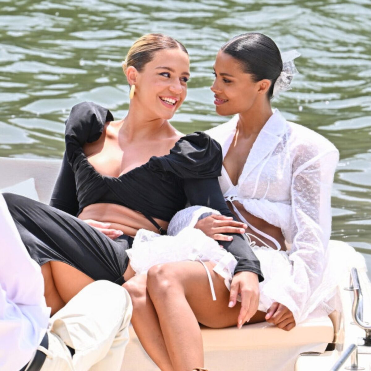 Αντέλ Εξαρχόπουλος: Καλεσμένη στο σόου του Jacquemus, πρωταγωνίστησε σε σύντομο διαφημιστικό για την καμπάνια Le Chouchou