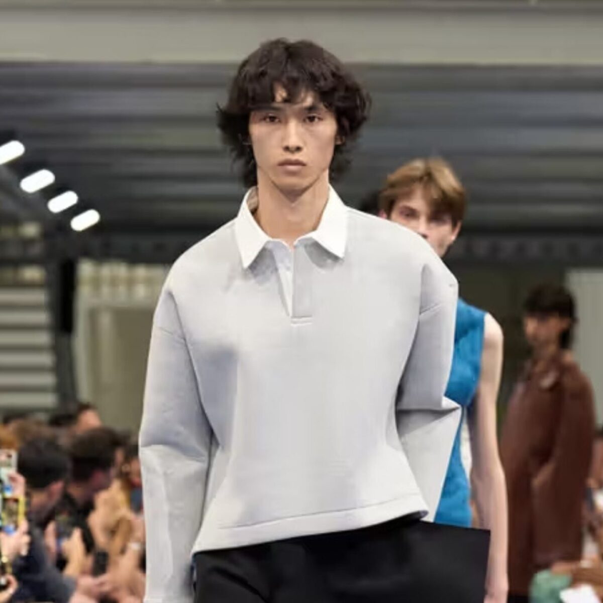 H νέα κολεξιόν του JW Anderson είναι αντισυμβατική και γεμάτη εκπλήξεις: Tα ντεκολτέ στα hoodies και οι τεράστιες τσέπες