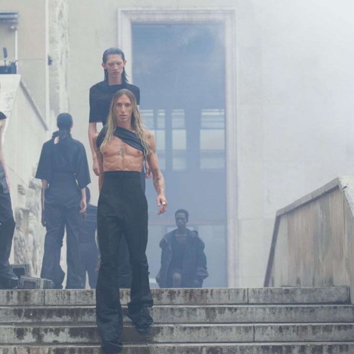 Tα μοντέλα στην επίδειξη Rick Owens “αναδύθηκαν” μέσα από τους καπνούς μιας δυστοπίας