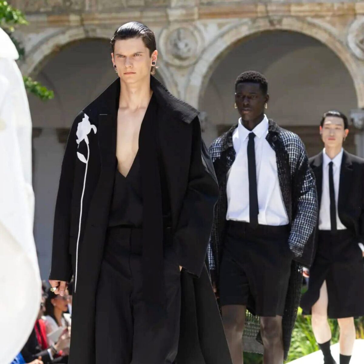 O οίκος Valentino εισάγει “θηλυκότητα” στο ανδρικό λουκ: H πασαρέλα με τα ροζ ρούχα, τα φλοράρ prints και τις τσάντες χειρός