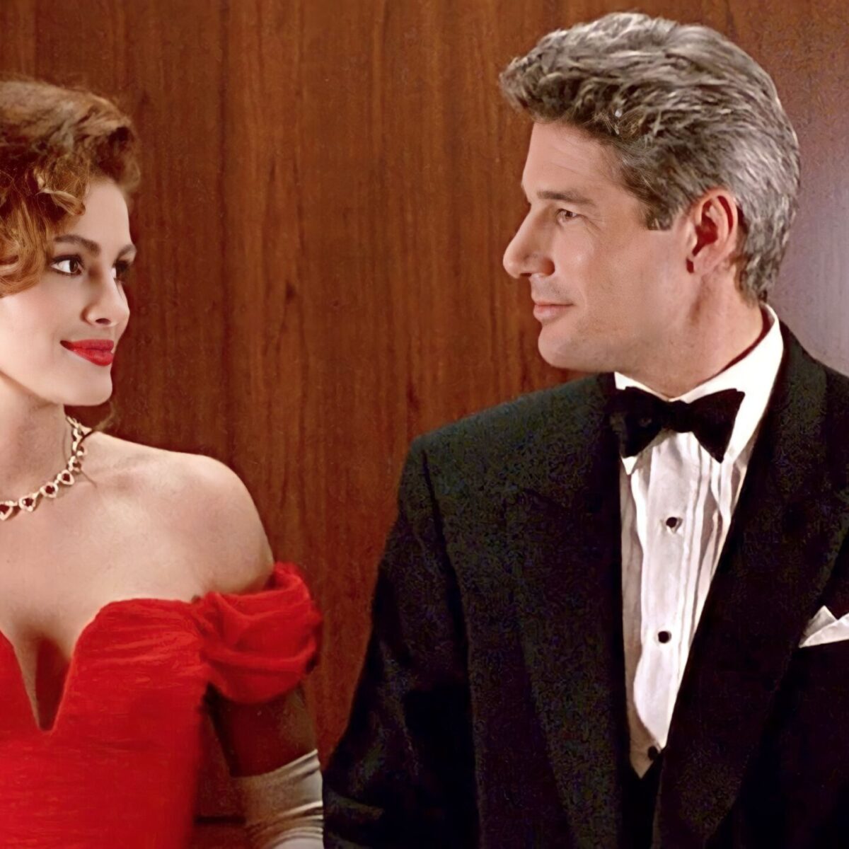 To κόκκινο φόρεμα του “Pretty Woman” μεταμορφώθηκε από τον οίκο Vetements (του Demna Gvasalia)!