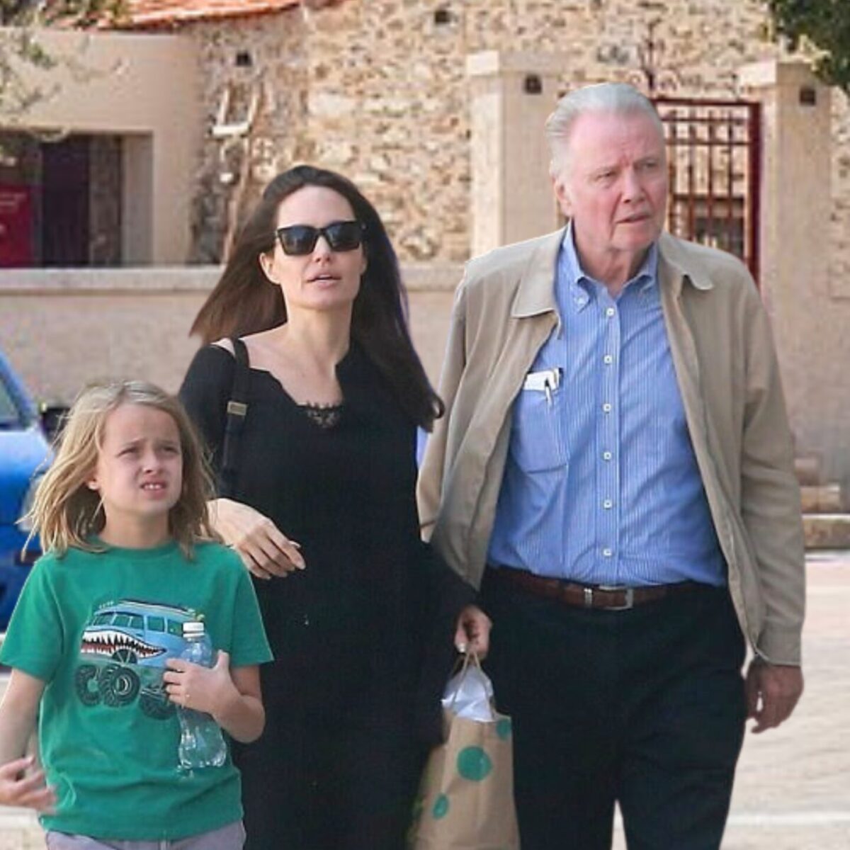 Ο πατέρας της Αντζελίνας Τζολί ήπιε το καφεδάκι του σε χωριό της Αττικής: Γυρίζει σειρά στην Ελλάδα