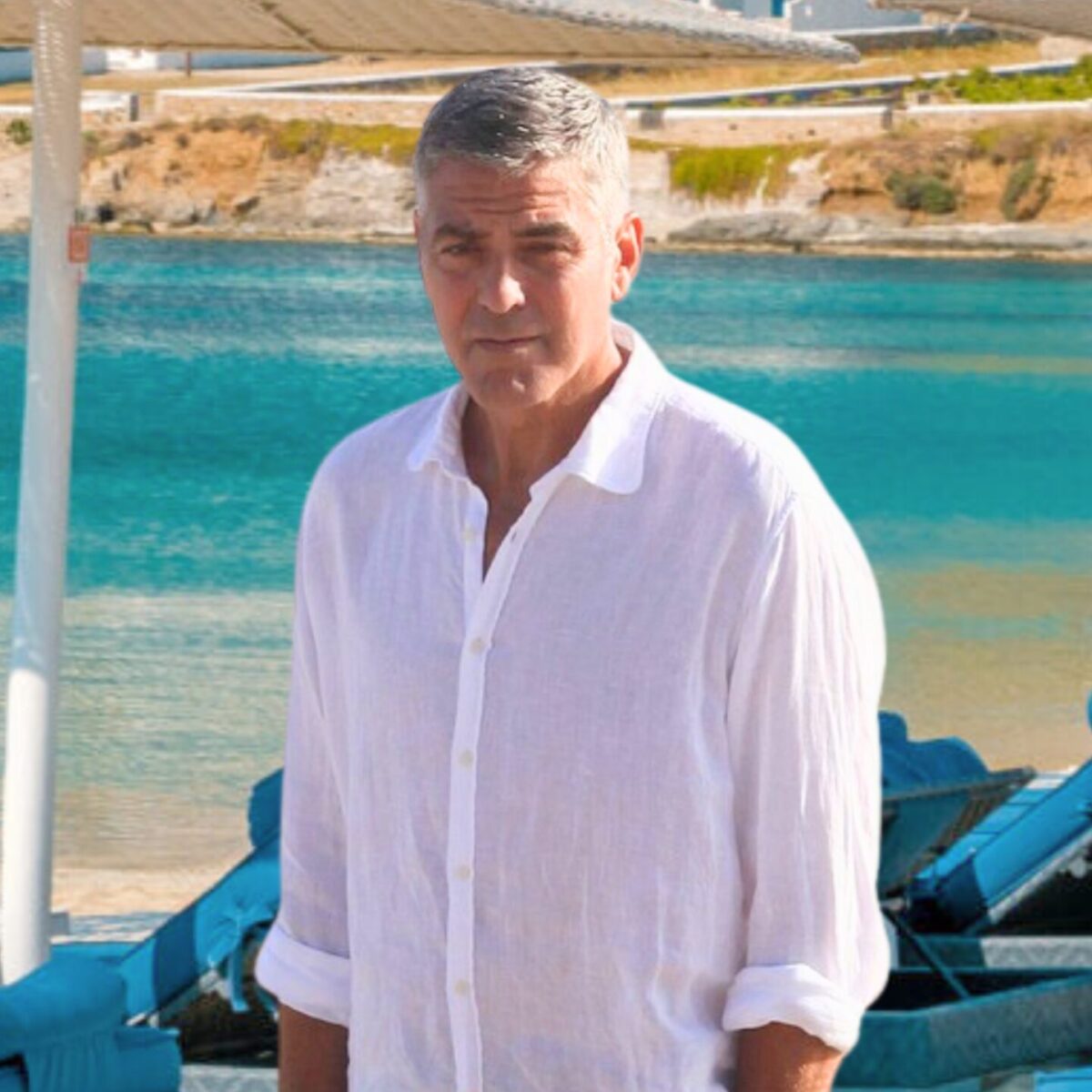 Ο George Clooney βρίσκεται στις Κυκλάδες: Aπόλαυσε ελληνικά πιάτα στην παραλία της Λίας