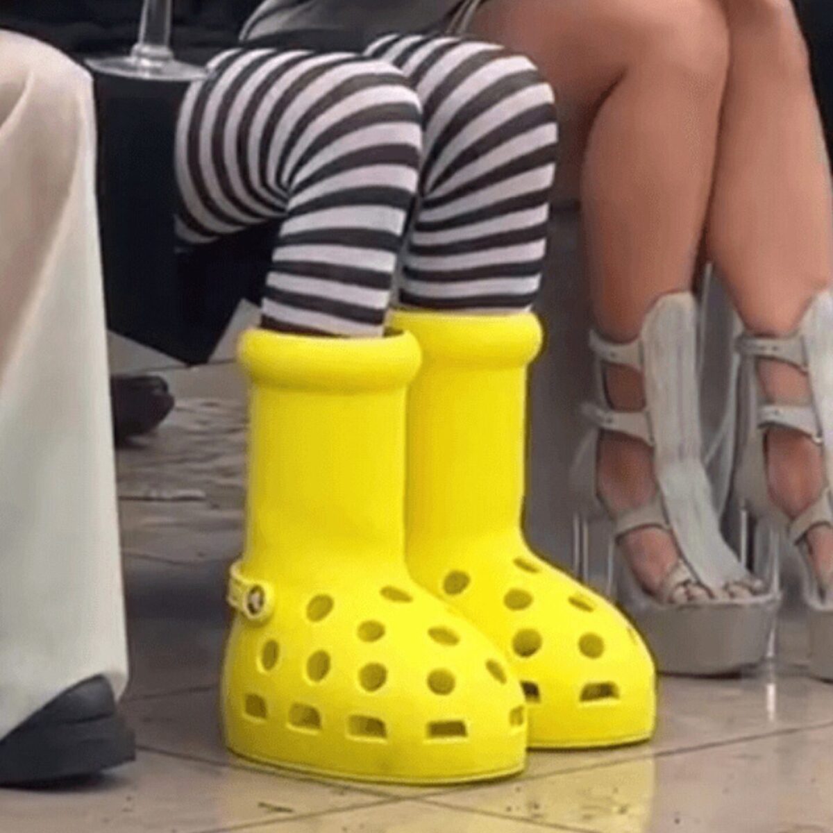 Θυμάστε τα παπούτσια Crocs; Mεταμορφώθηκαν σε τεράστιες μπότες!