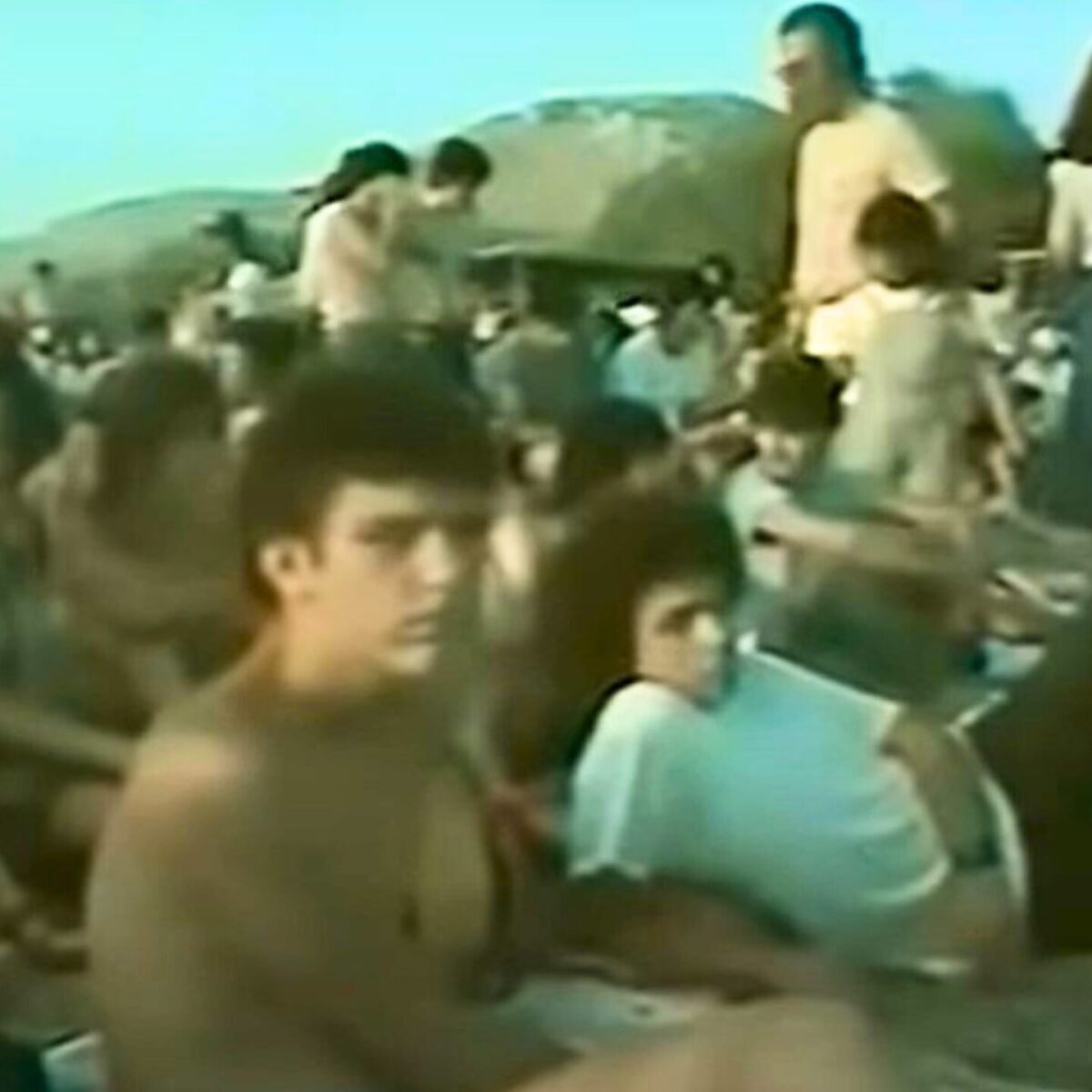Κάποιοι το είπαν το “ελληνικό Woodstock”: Ένα σπάνιο βίντεο με το μεγαλύτερο πάρτι της Βουλιαγμένης, 40 χρόνια πίσω στο χρόνο