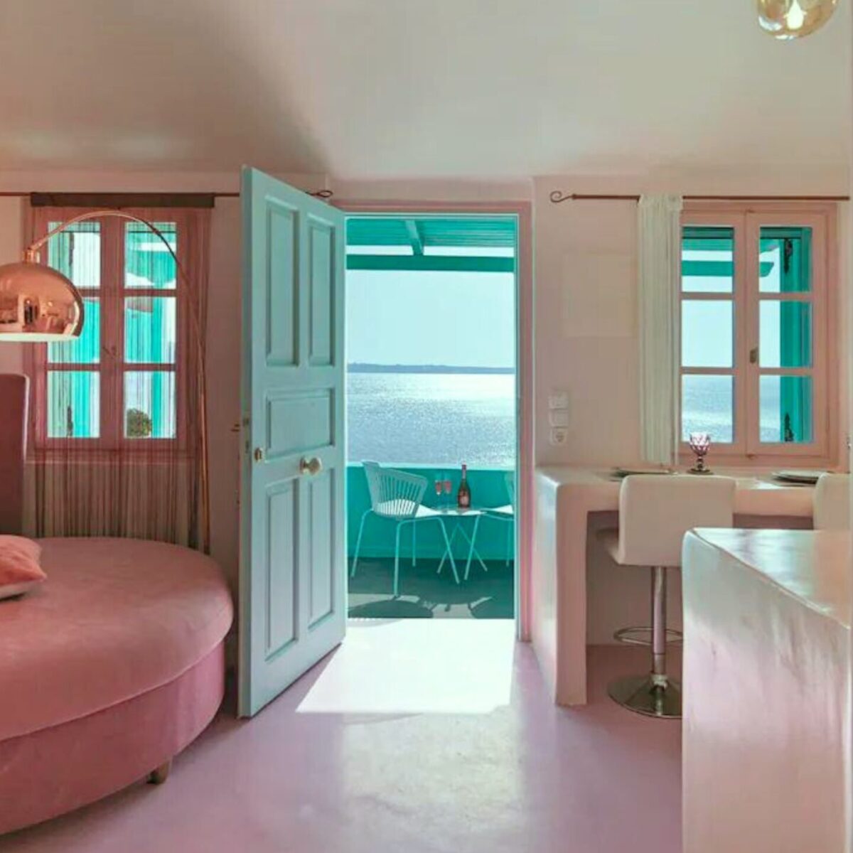 Aυτό το διαμέρισμα στη Σαντορίνη έχει “ξεπηδήσει” από ταινία του Wes Anderson!