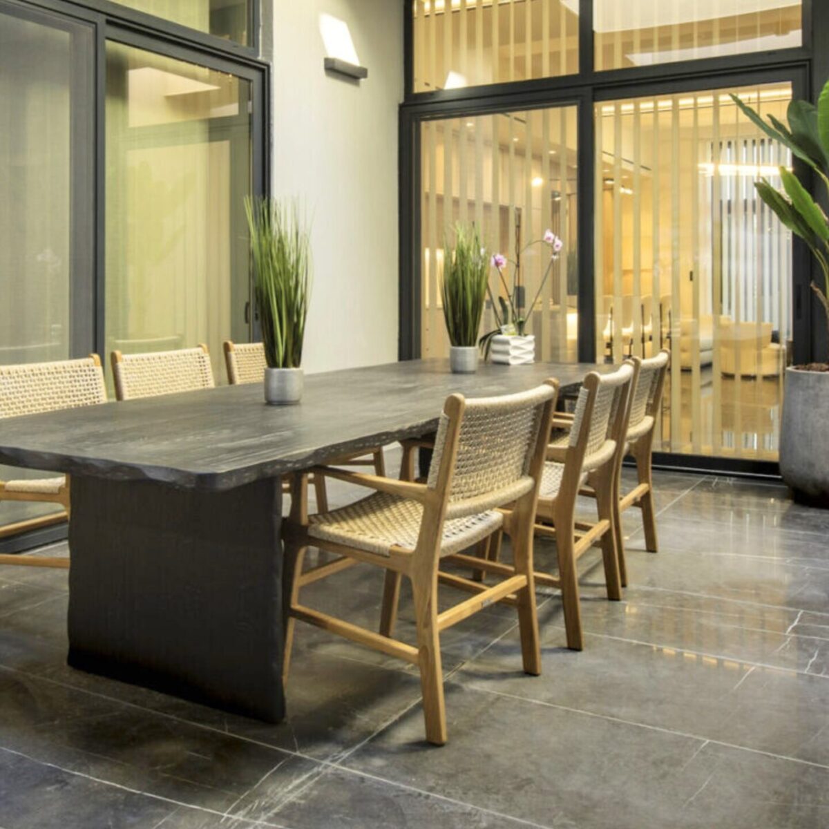 Aυτό το διαμέρισμα στη Θεσσαλονίκη είναι ο ορισμός της προσιτής πολυτέλειας: Το σαλόνι, η θέα, ο ημιυπαίθριος χώρος