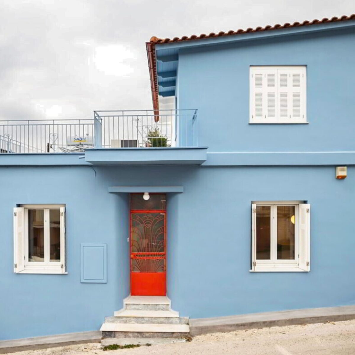 Αυτό το σπίτι στο Ναύπλιο “βάζει χρώμα” σε ολόκληρη γειτονιά: H art deco τραπεζαρία, το δρύινο κατώφλι και οι κουκέτες