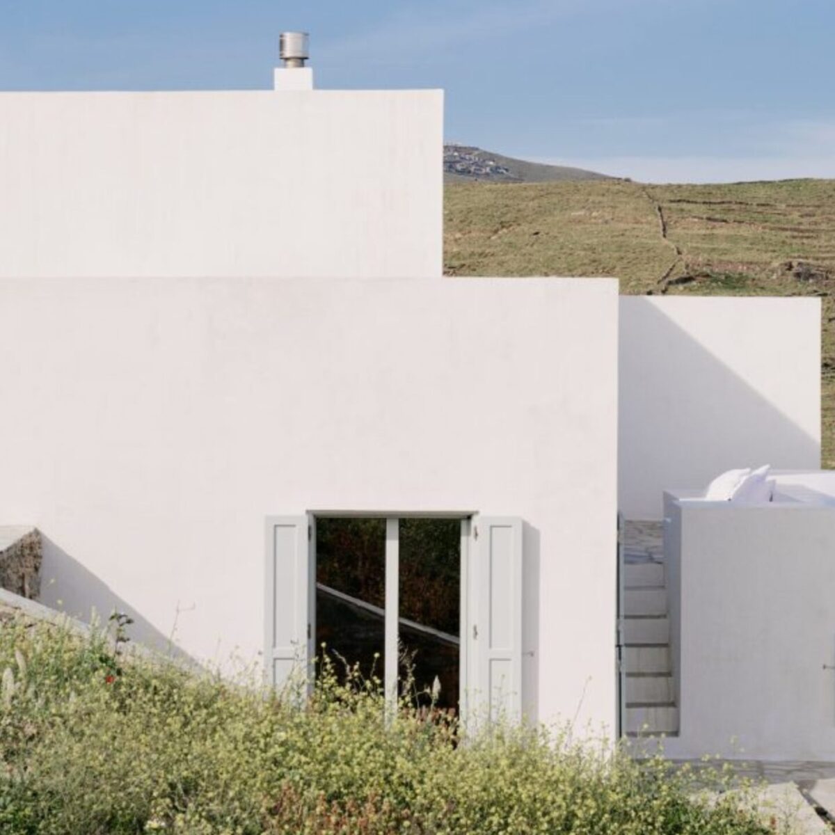 Aυτό το σπίτι στη Κύθνο είναι το ιδανικό καταφύγιο: To μονοπάτι που οδηγεί στη θάλασσα, οι βεράντες και η μίνιμαλ διακόσμηση