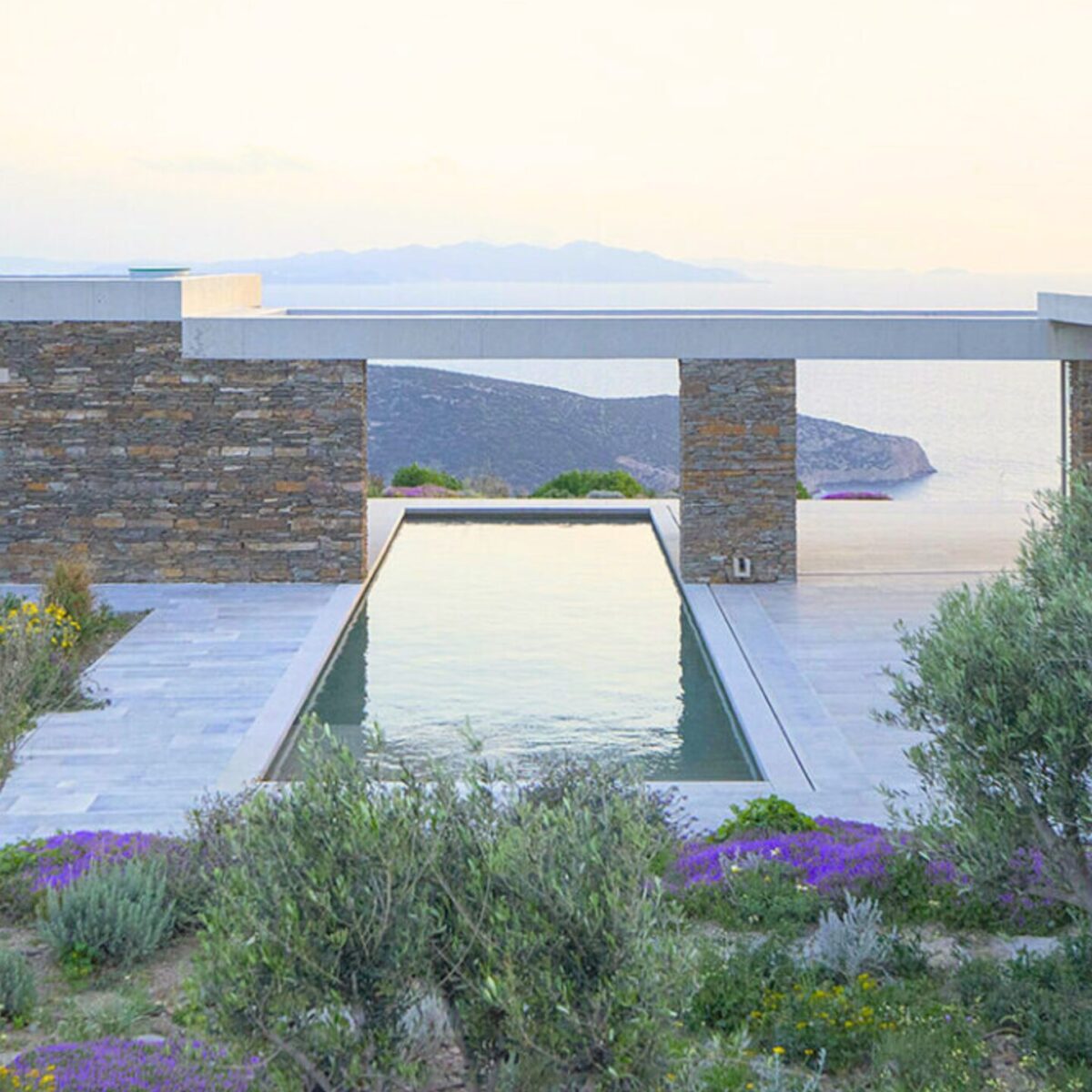 Αυτό το σπίτι στη Σίφνο είναι κομψοτέχνημα: Ο ειδυλλιακός κήπος με την πισίνα, ο φορμαλισμός του design