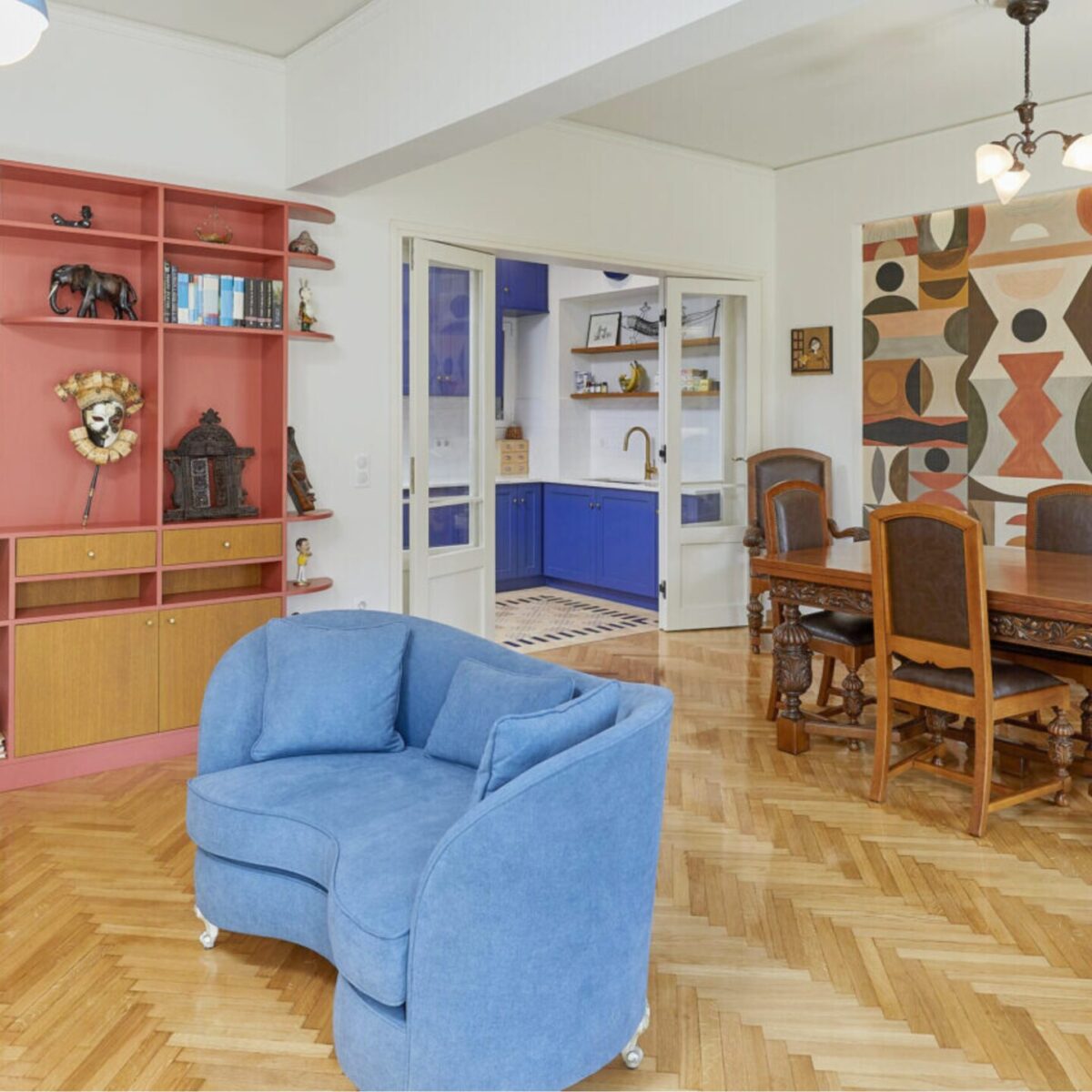 Aυτό το διαμέρισμα στο Κολωνάκι μεταμορφώθηκε: To μπρικολάζ, ο ουρανός-ταβάνι, η πλαστικότητα του λουτρού