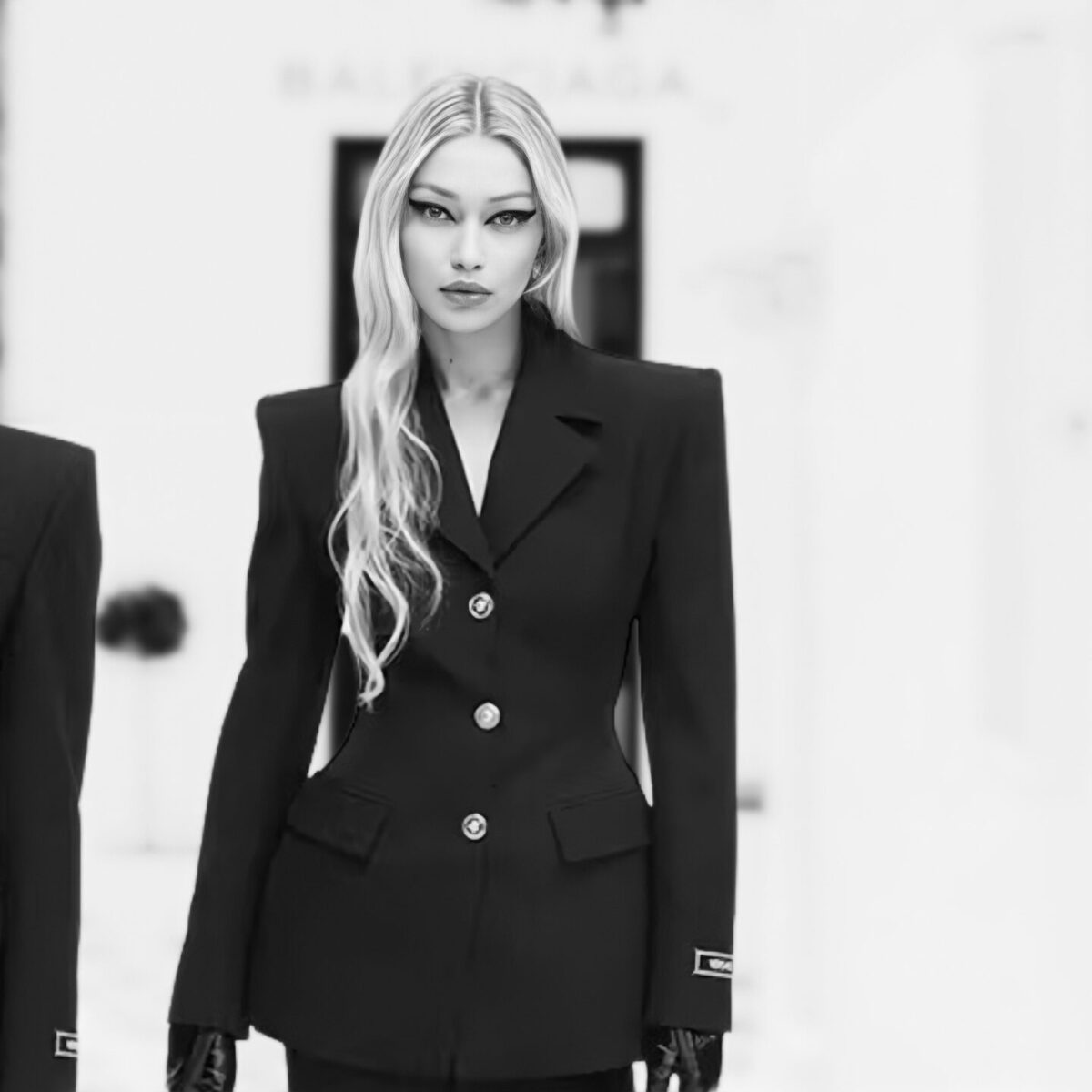 H νέα καμπάνια του οίκου Versace αποθεώνει το tailoring και το μαύρο χρώμα!