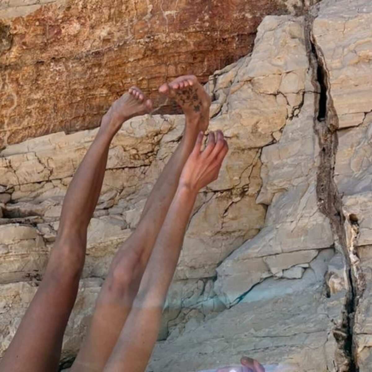 Goddess Behind: Μια χορευτική περφόρμανς στις Πλάκες Καστελόριζου που υμνεί την θεότητα της Μητέρας Φύσης