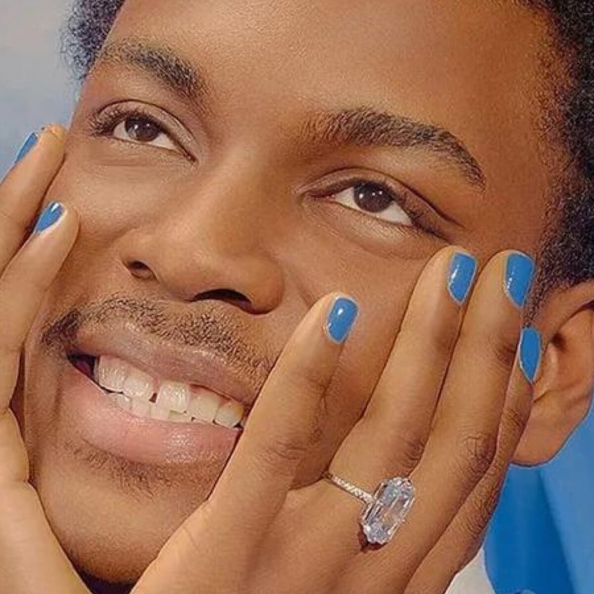 Ο Harry Styles δίνει την ευκαιρία σε όλους, όλες και όλα να κάνουν το μανικιούρ των ονείρων τους, για μόλις 25 δολάρια