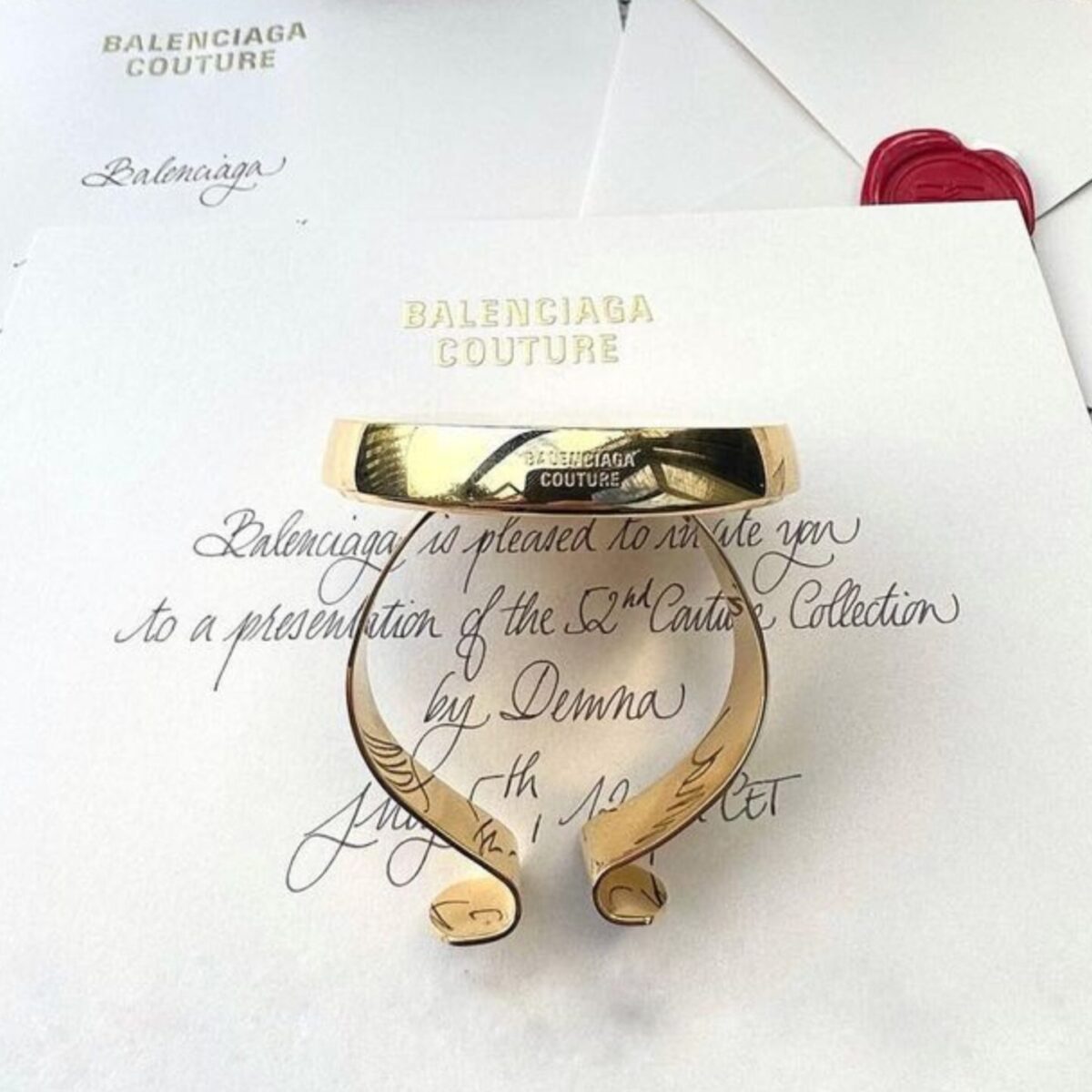 H πρόσκληση Balenciaga για την haute couture επίδειξή της είναι ένα βραχιολάκι που φοριέται από ίσως τους σημαντικότερους ανθρώπους του οίκου