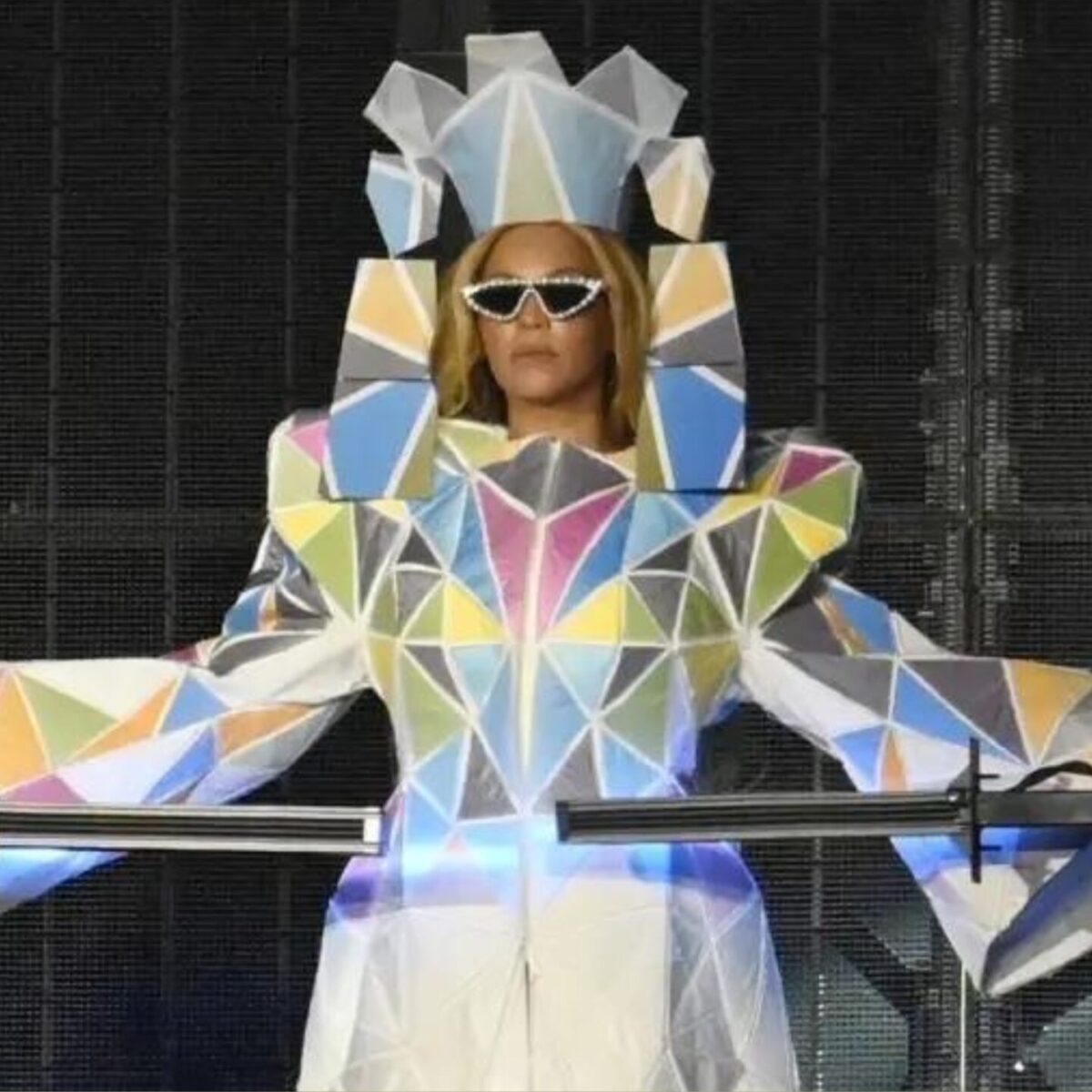 Η Beyonce φόρεσε μια δημιουργία του οίκου Anrealage που μεταμορφώνεται κάτω από UV ακτινοβολία: H αλλαγή χρώματος στη συναυλία