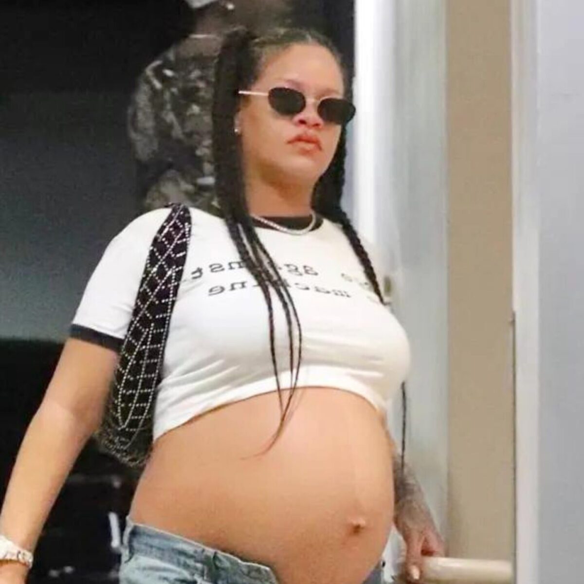 Η έγκυος Ριάνα πήγε βόλτα με unbuttoned παντελόνι και έγινε viral!