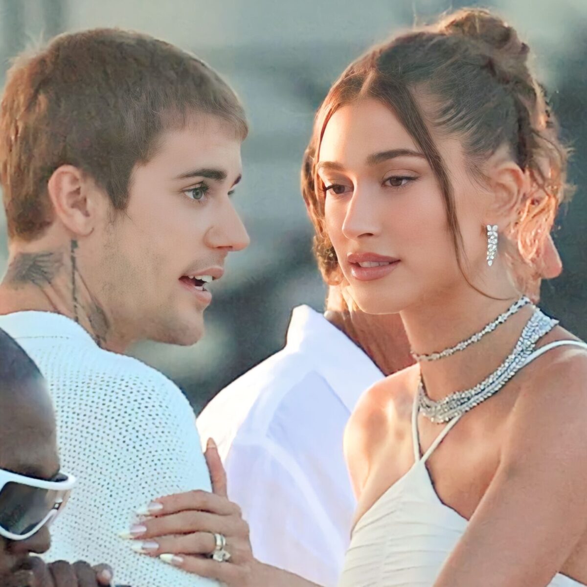 Justin και Hailey Bieber, Beyonce, Kim Kardashian, Jennifer Lopez: Με λευκές δημιουργίες σε exclusive party στα Χάμπτονς: Tι συνέβη στο πάρτι