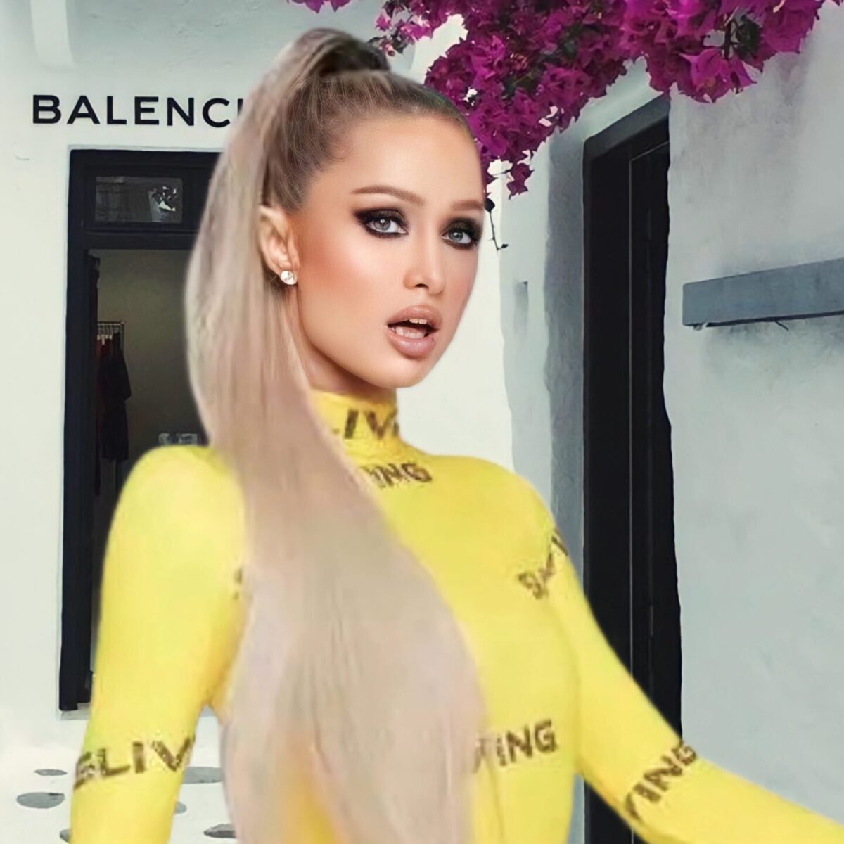 Η Paris Hilton φόρεσε το ιδανικό ζευγάρι Crocs: Τεράστιο, κίτρινο, σαν “ελβετικό τυρί”