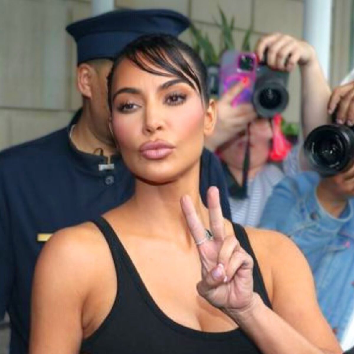 Είναι πράσινο και μοιάζει με αμφίβιο. Τι είναι; To νέο clutch του JW Anderson!