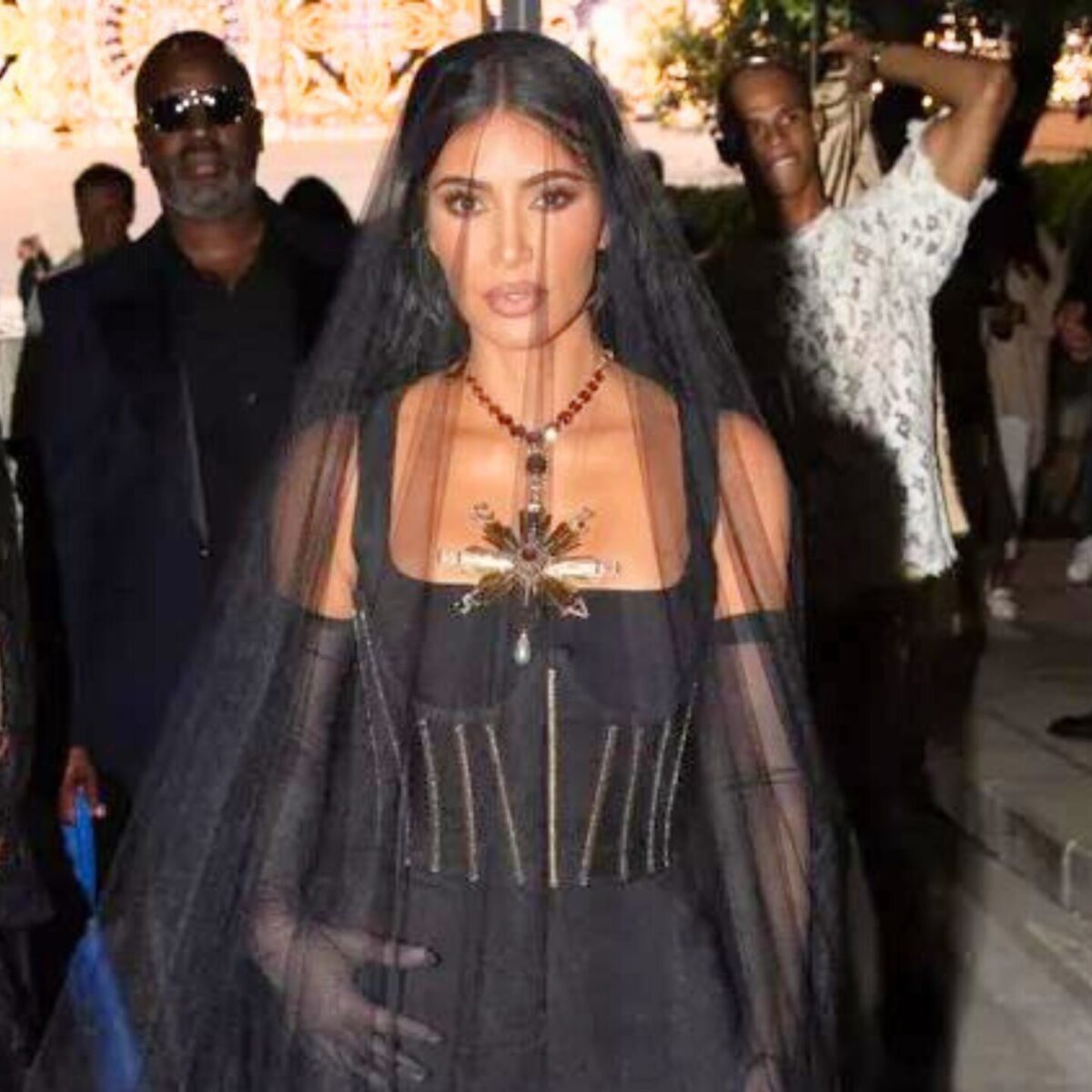 Στα σοκάκια της Puglia φόρεσε μαύρο νυφικό η Kim Kardashian: H εμφάνιση που συζητήθηκε στο σόου Dolce and Gabbana