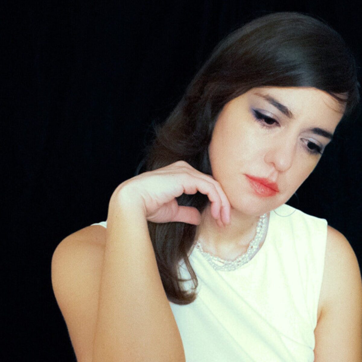 Στο νέο δίσκο της May Roosevelt που μόλις κυκλοφόρησε, τα synthesizers συναντούν το κλασικό κουαρτέτο εγχόρδων