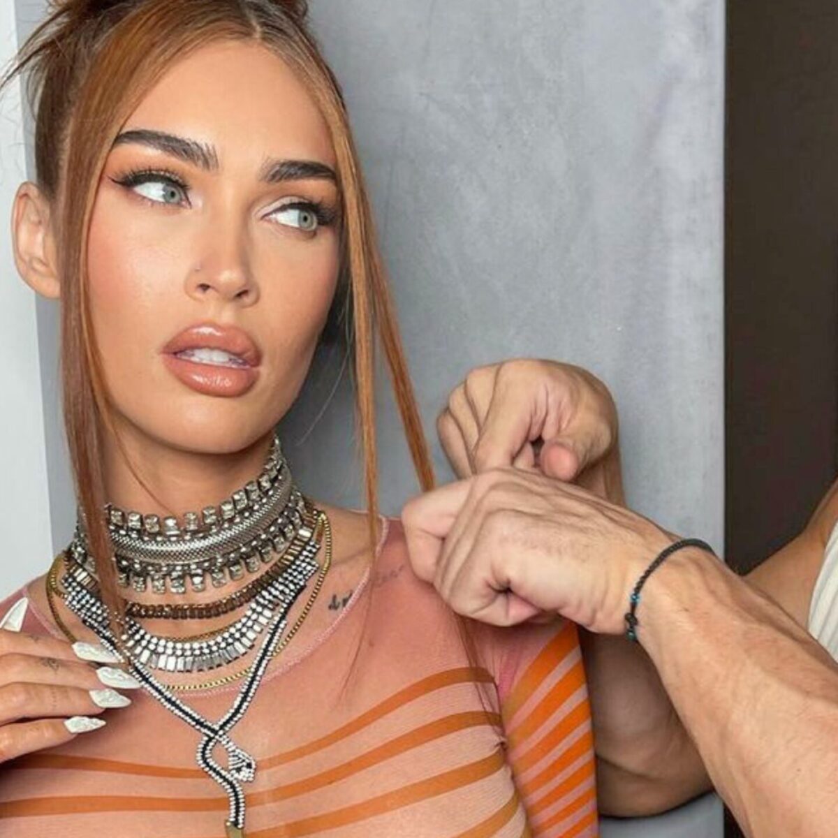 Aγνώριστη η Mέγκαν Φοξ με νέα κόμμωση από τα χέρια του Δημήτρη Γιαννέτου!