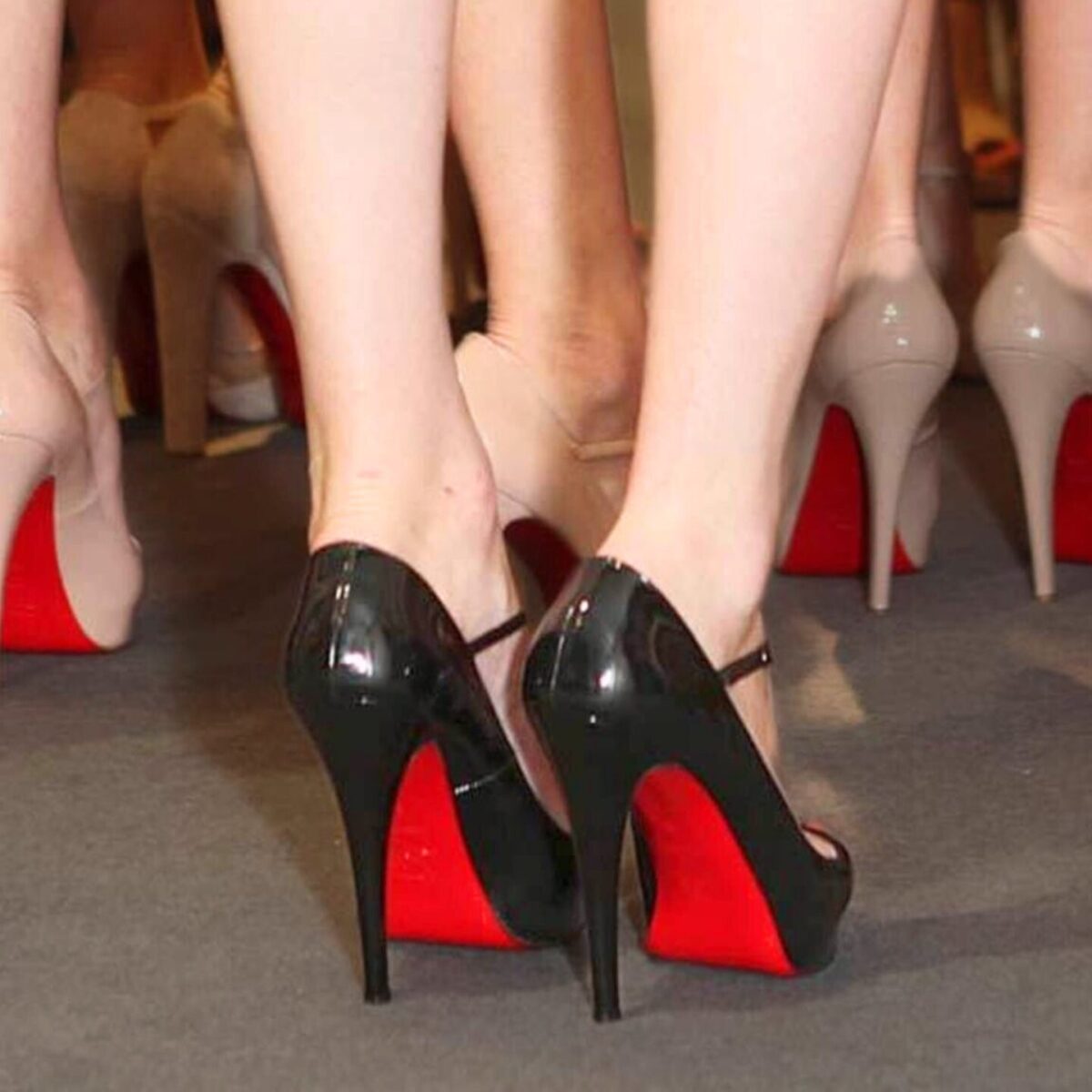 Η ιστορία πίσω από τις κόκκινες σόλες των παπουτσιών Christian Louboutin