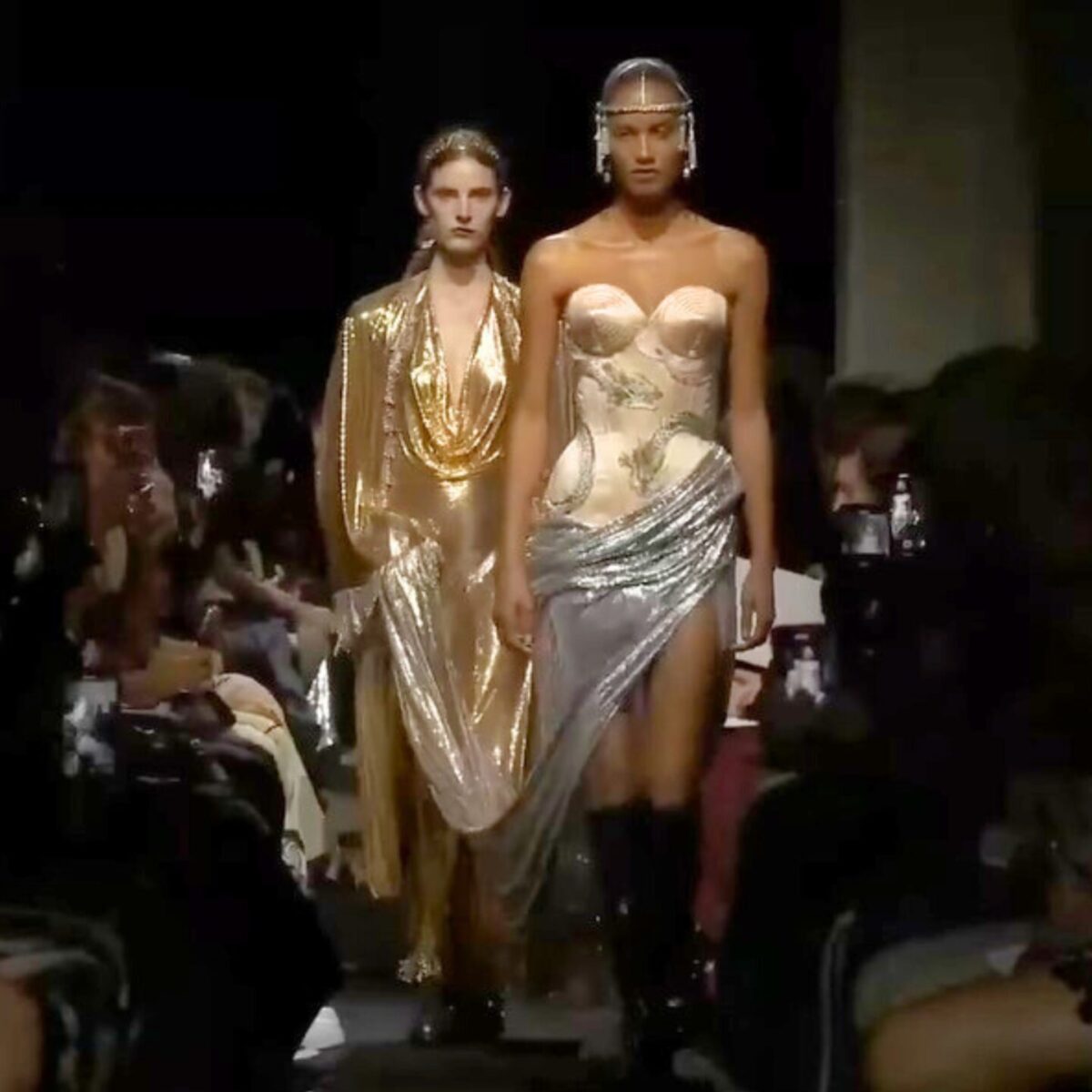 Tα μοντέλα στην επίδειξη Jean Paul Gaultier “στριμώχνονταν” ανάμεσα στους καλεσμένους: Το κόνσεπτ του Ζυλιέν Ντοσενά