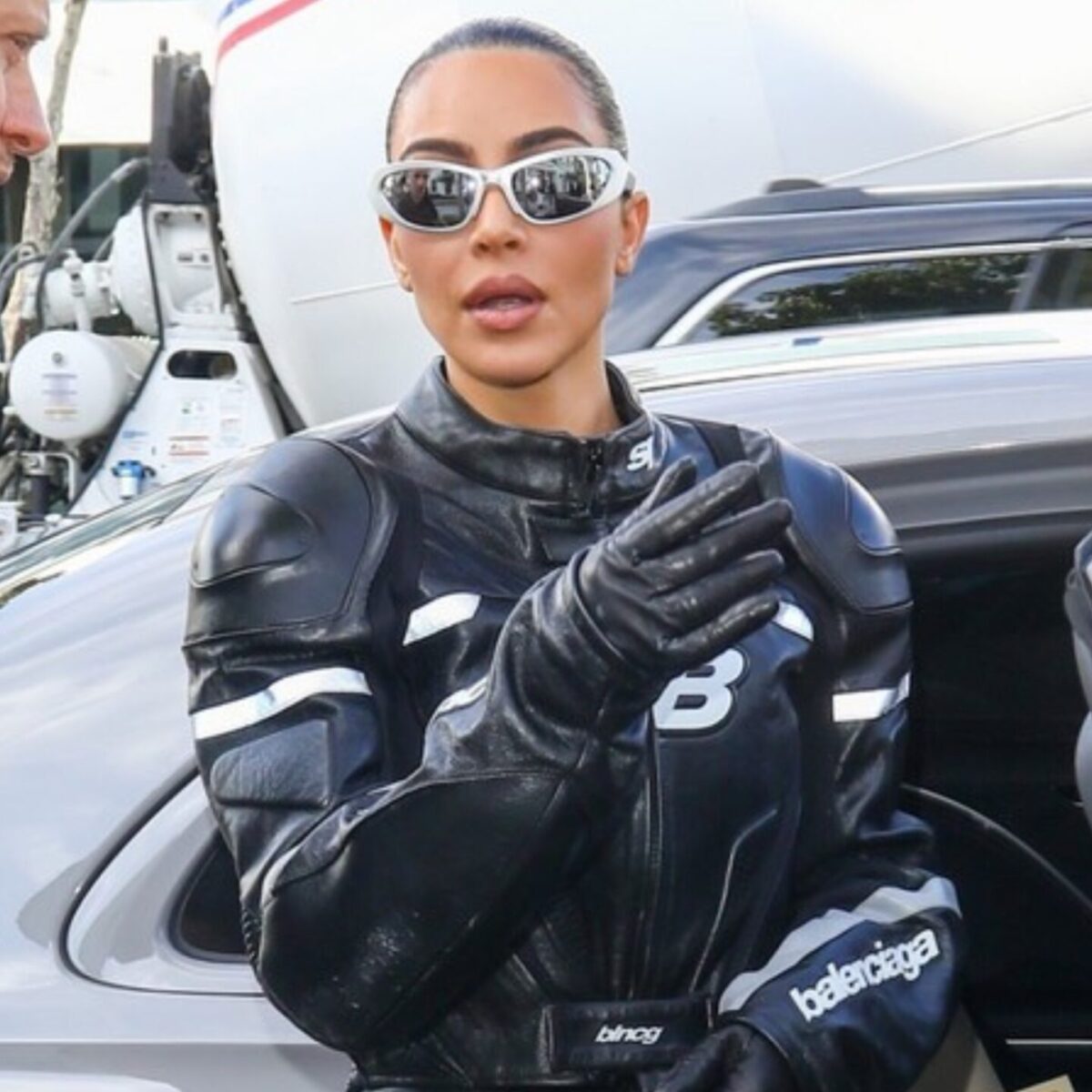 Ο οίκος Balenciaga έβαλε βίδες μέσα στην σόλα του αθλητικού παπουτσιού που μόλις λάνσαρε!