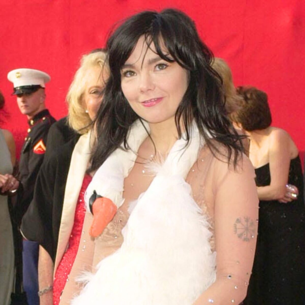 Θέλεις να δεις από κοντά το φόρεμα “Κύκνος” της Μπιόρκ; Tότε πήγαινε σ’ αυτή την έκθεση!