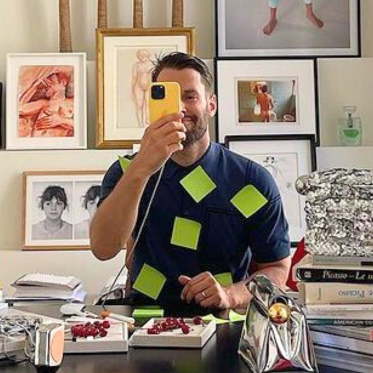 Το γραφείο του Jacquemus στο Παρίσι είναι παραμυθένιο: Περίτεχνη διακόσμηση, υπέροχος καναπές, μεγάλα παράθυρα