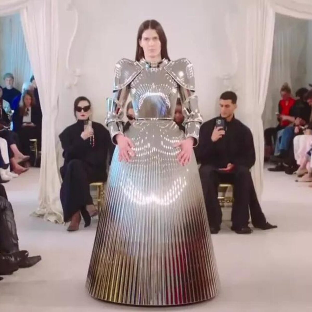 Ο οίκος Balenciaga έκλεισε την επίδειξη του με νυφικό “πανοπλία” από 3-D εκτυπωτή