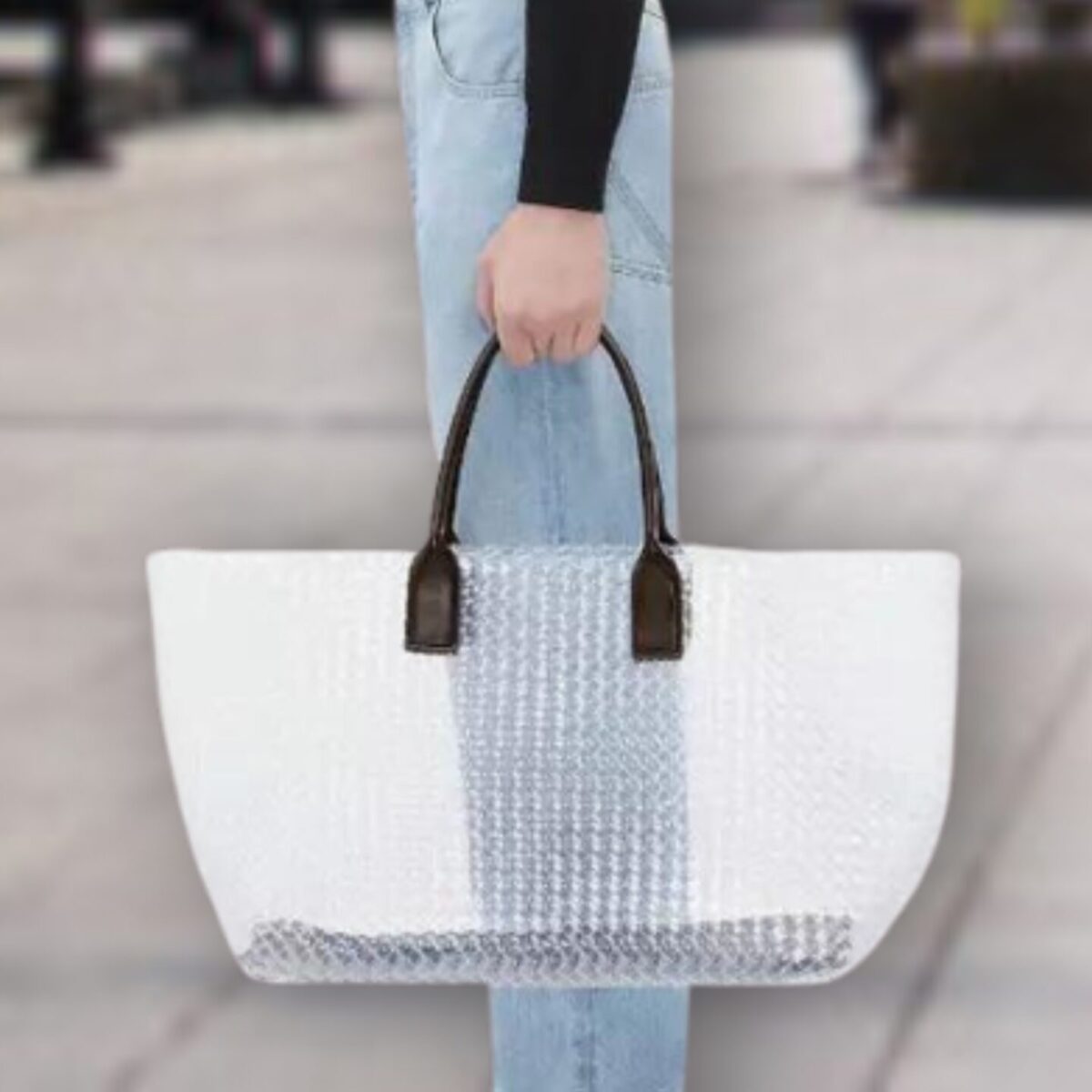 Ο οίκος Bottega Veneta λανσάρει τσάντα από “bubble wrap” που δεν είναι αυτό που φαίνεται!